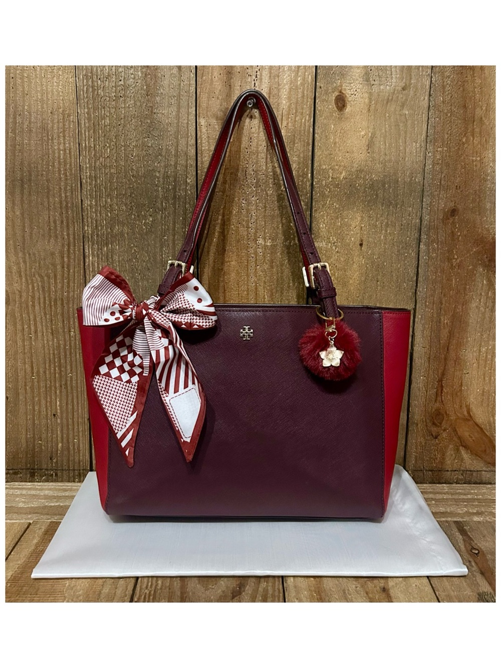 Tory Burch. York Leather Buckle Tote with Free Bag Scarf, Dust Bag & Bag Charm. - Picture 13 of 16